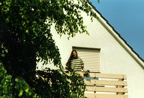 Gwen auf dem Balkon